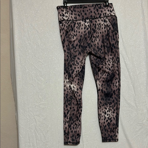 Leopard Print Women's Leggings and Sports Bra Set. Size Large - Picture 5 of 8